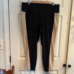 Elegant Black and Tan Women's Wicking Leggings Size 22/24